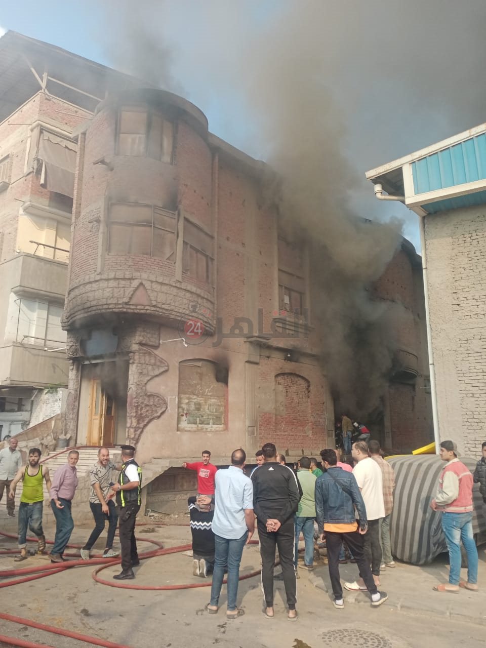 حريق مخزن موبيليا بدمياط (1)