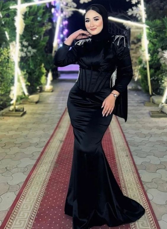 فساتين سواريه صك أسود
