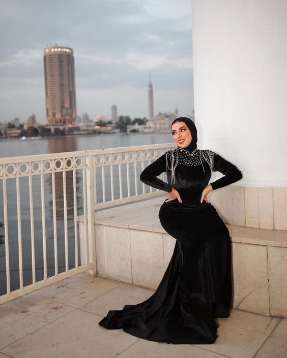 فساتين سواريه صك أسود