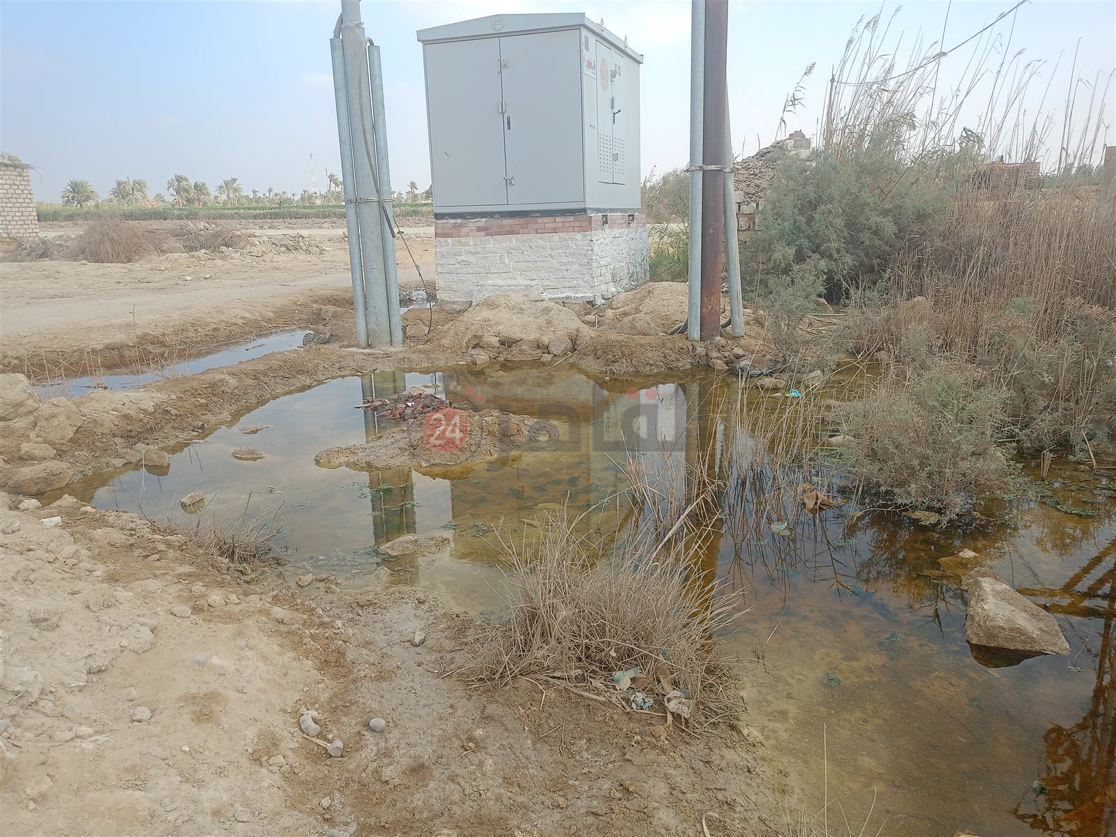 مياه الصرف غرقت البيوت.. أهالي قرية الخمسين بالفيوم يستغيثون: حياة ولادنا في خطر |صور 