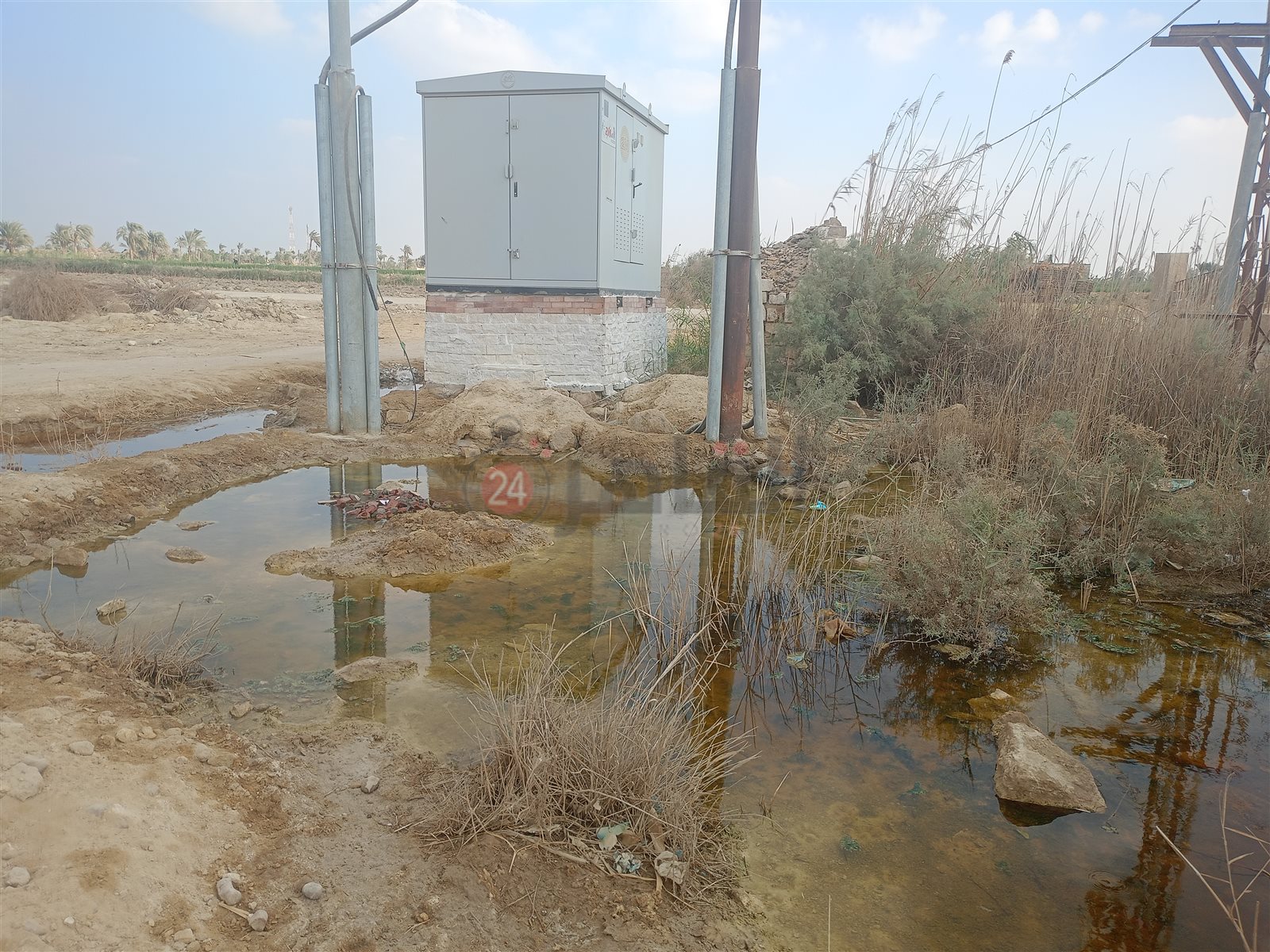 مياه الصرف غرقت البيوت.. أهالي قرية الخمسين بالفيوم يستغيثون: حياة ولادنا في خطر |صور 