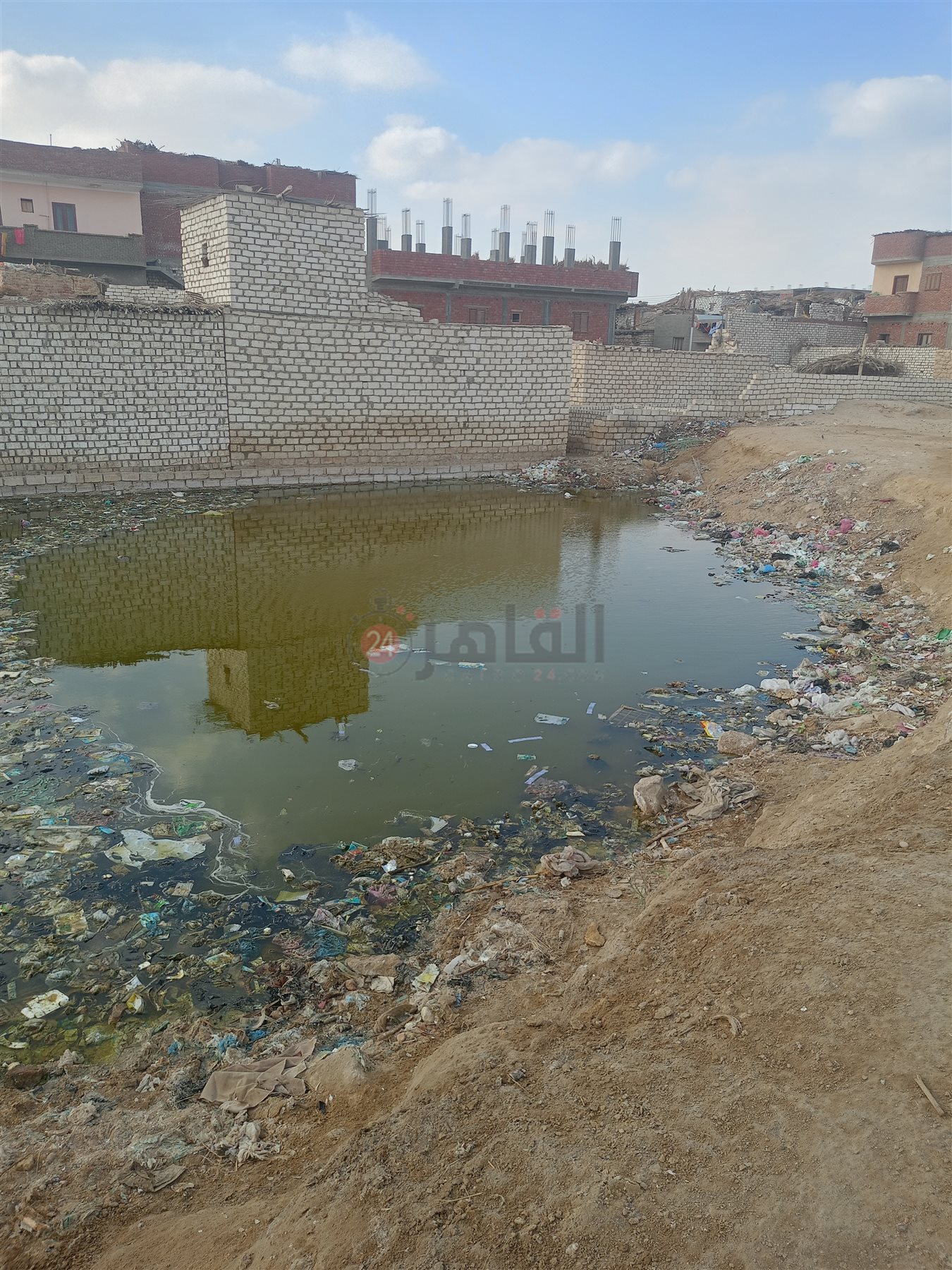 مياه الصرف غرقت البيوت.. أهالي قرية الخمسين بالفيوم يستغيثون: حياة ولادنا في خطر |صور 