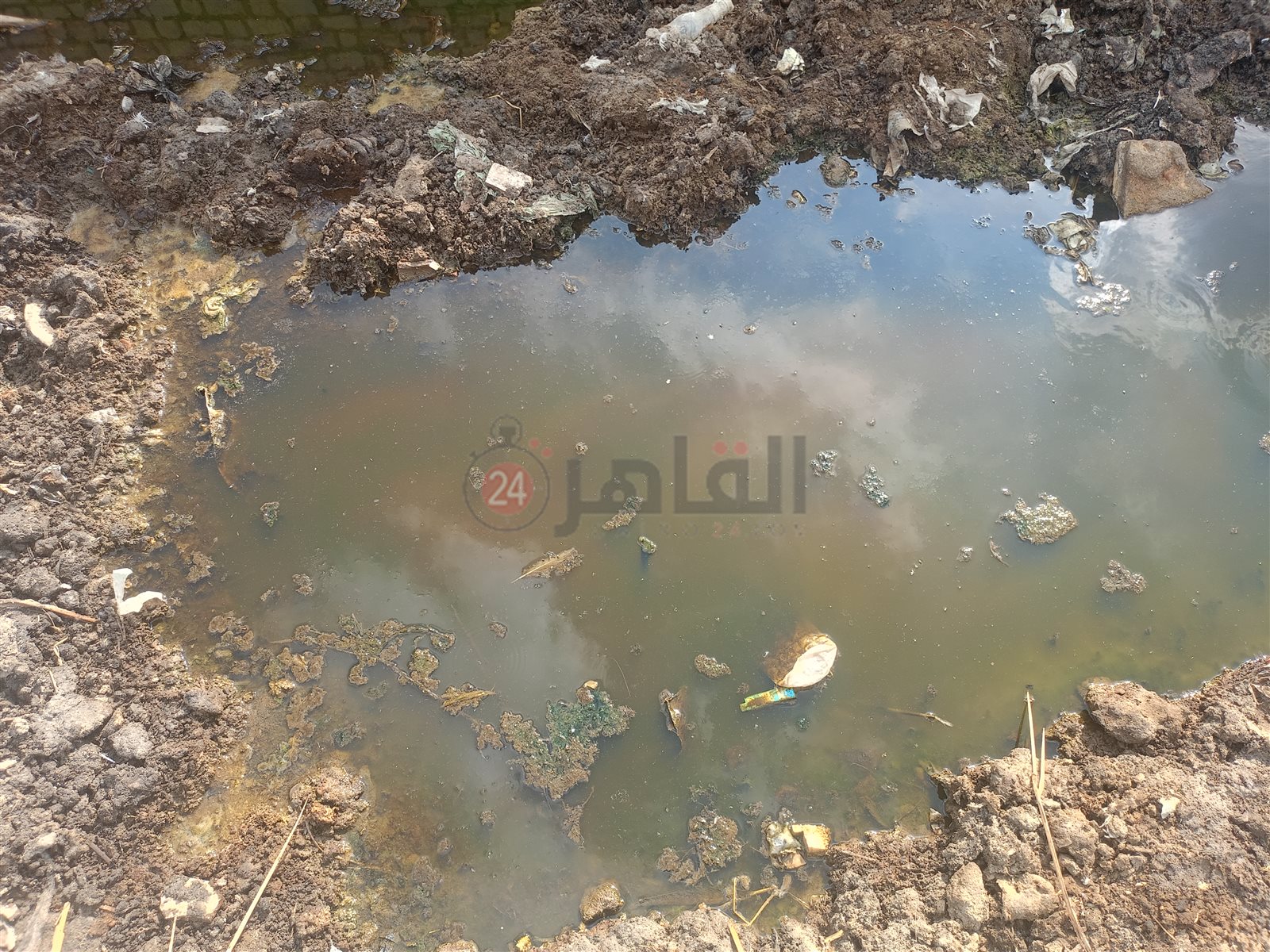 مياه الصرف غرقت البيوت.. أهالي قرية الخمسين بالفيوم يستغيثون: حياة ولادنا في خطر |صور 