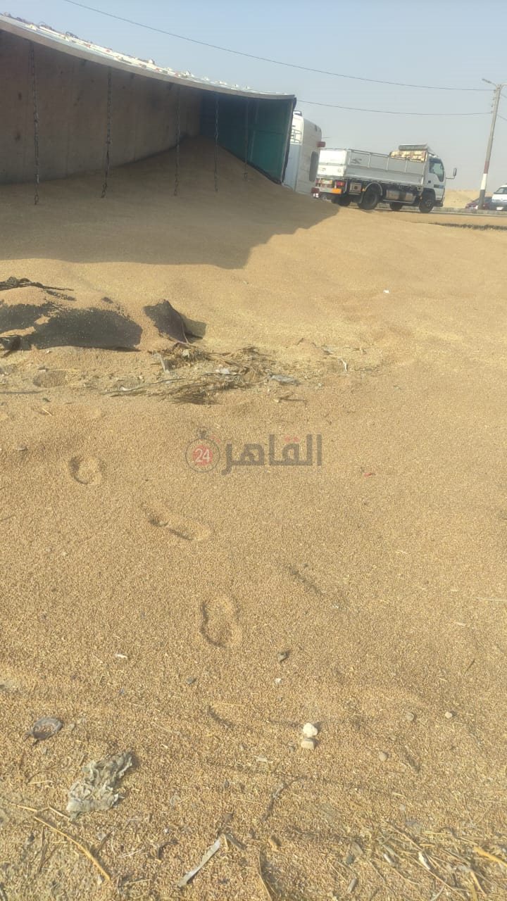 انقلاب سيارة نقل ثقيل محمله بالرمل