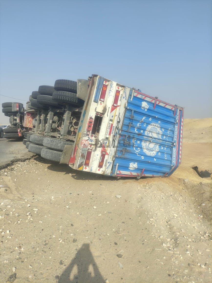 انقلاب سيارة نقل ثقيل محمله بالرمل 