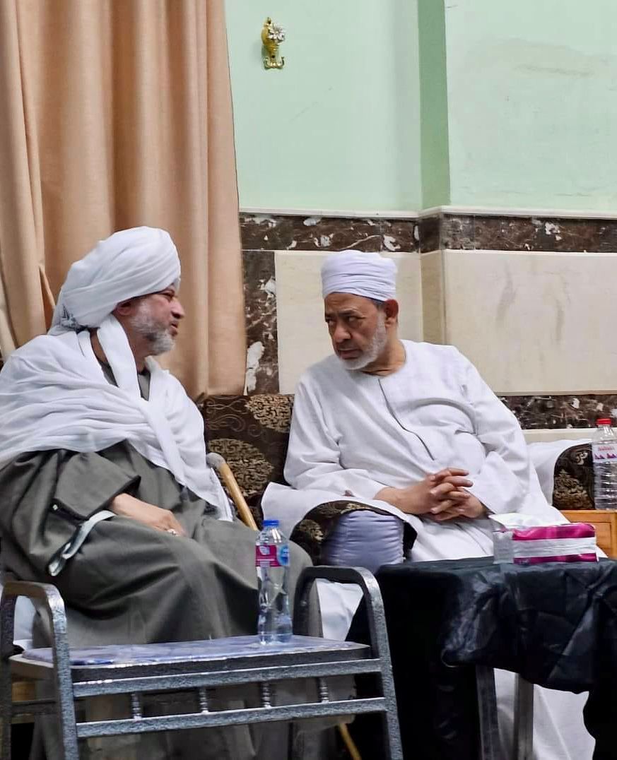 على رأس وفد كبير.. السيد إدريس الشريف الإدريسي يقدم واجب العزاء لشيخ الأزهر في وفاة شقيقته