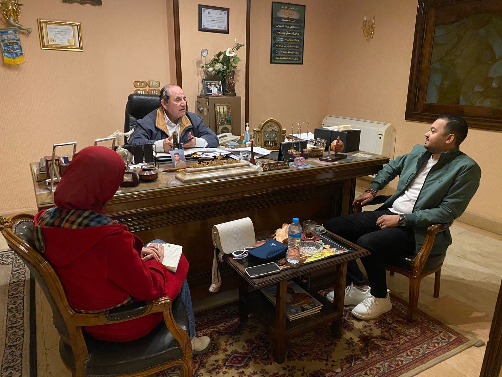 منى عقبي ومصطفى درغام في مكتب المحامي بلال عبد الغني