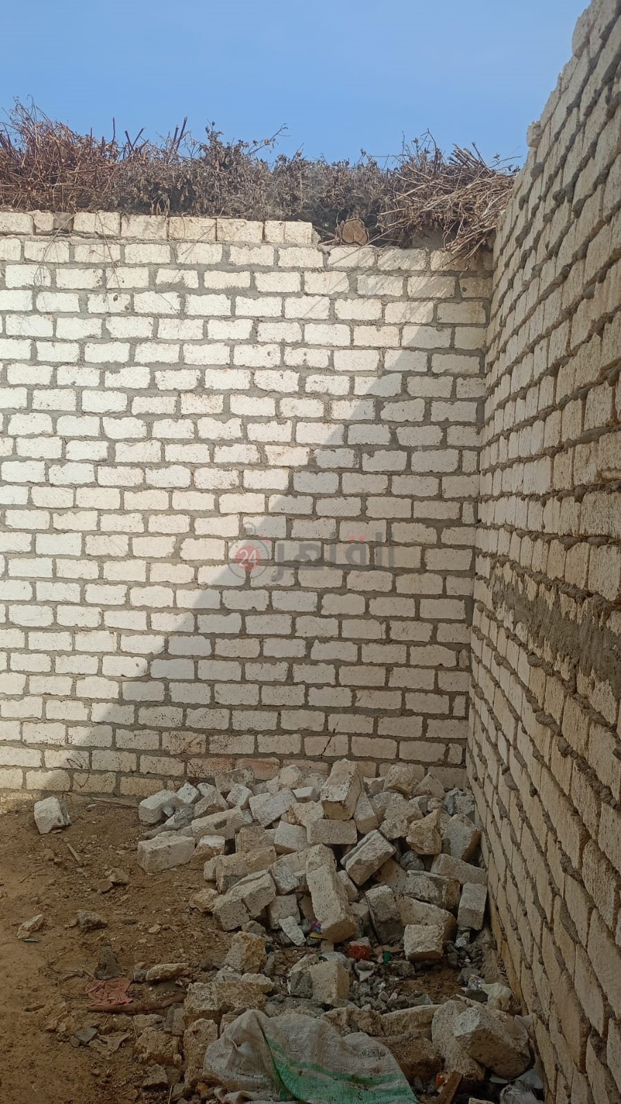 مأساة أسرة تعيش داخل منزل غير مسقوف في الفيوم