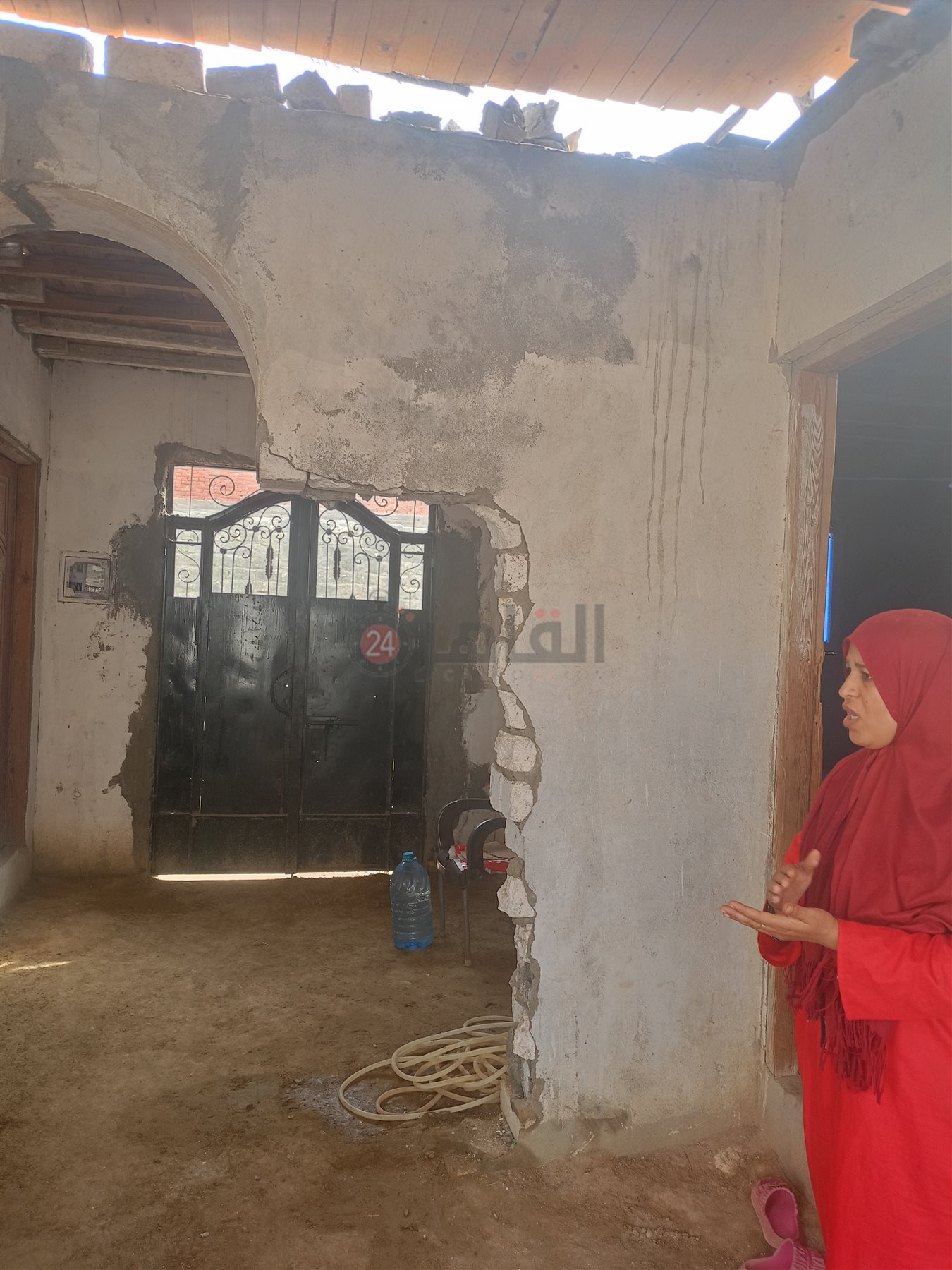 مأساة أسرة تعيش داخل منزل غير مسقوف في الفيوم