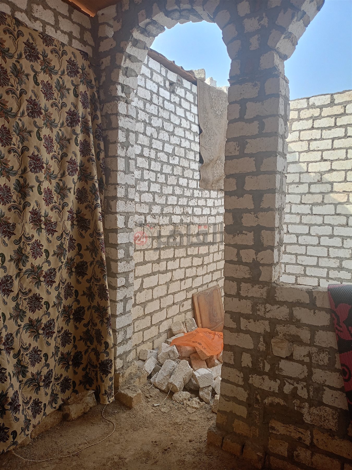 مأساة أسرة تعيش داخل منزل غير مسقوف في الفيوم