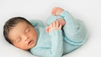 تفسير رؤية طفل رضيع مريض في الحلم للعزباء