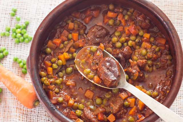 خطوات عمل طاجن لحم بالبسلة بوصفة جديدة وموفرة