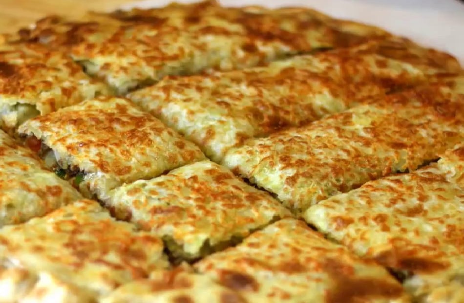 طريقة عمل فطير بالسجق والجبنة الموتزاريلا