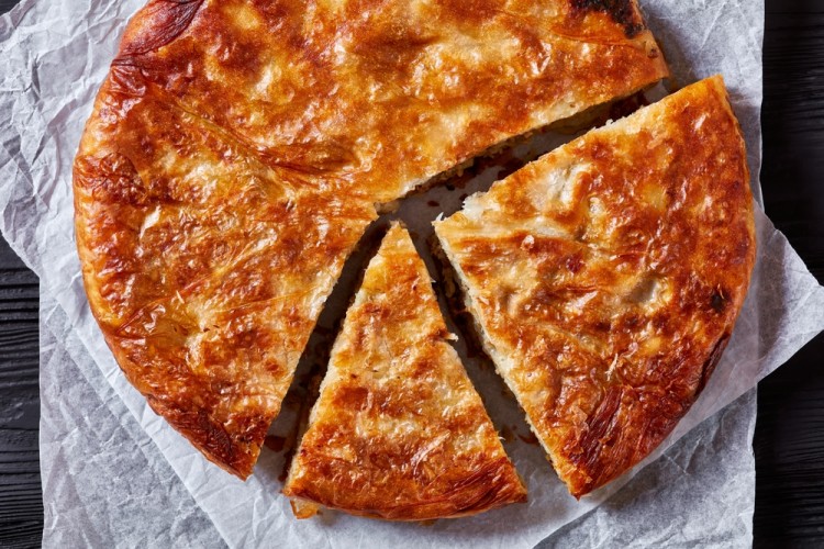 طريقة عمل فطير بالسجق والجبنة الموتزاريلا