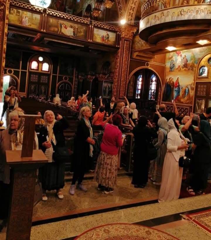 وفد سياحي صربي يزور كنيسة مارجرجس ومارمينا بمدينة رأس سدر