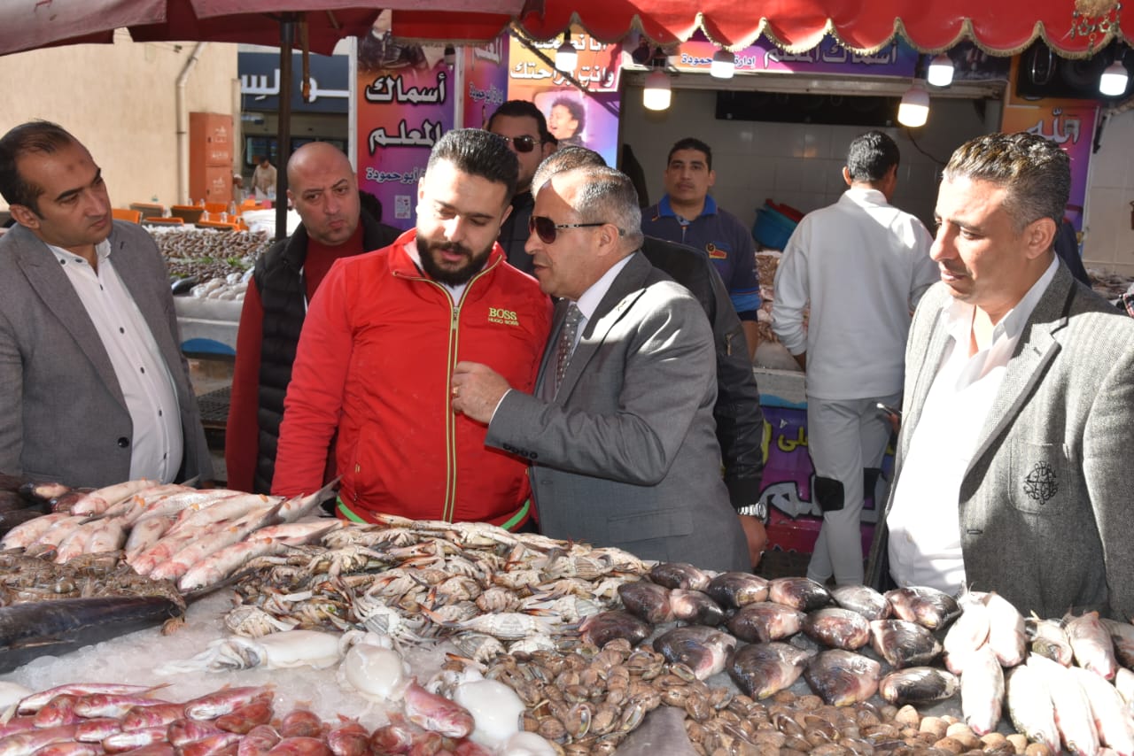 محافظ بورسعيد يتفقد سوق الأسماك 