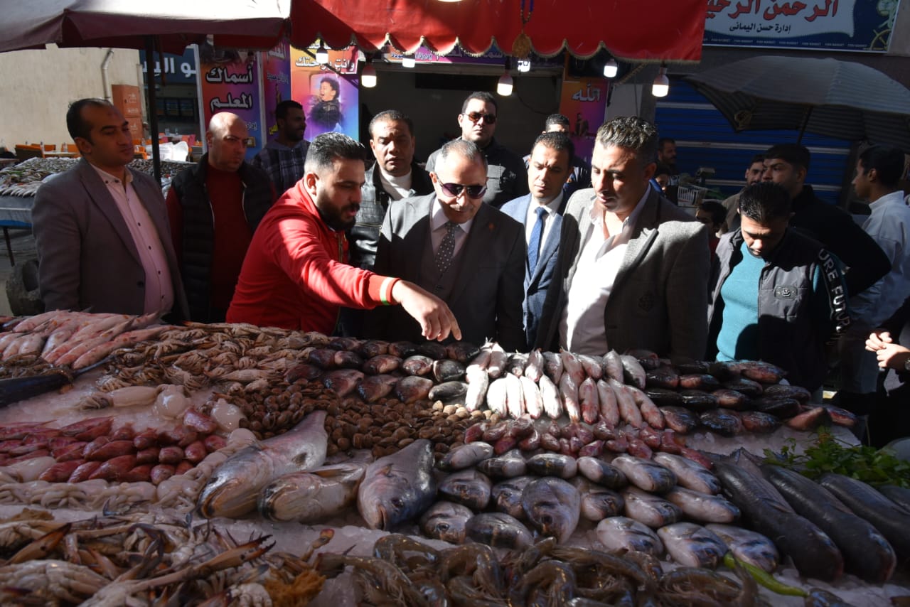 محافظ بورسعيد يتفقد سوق الأسماك 