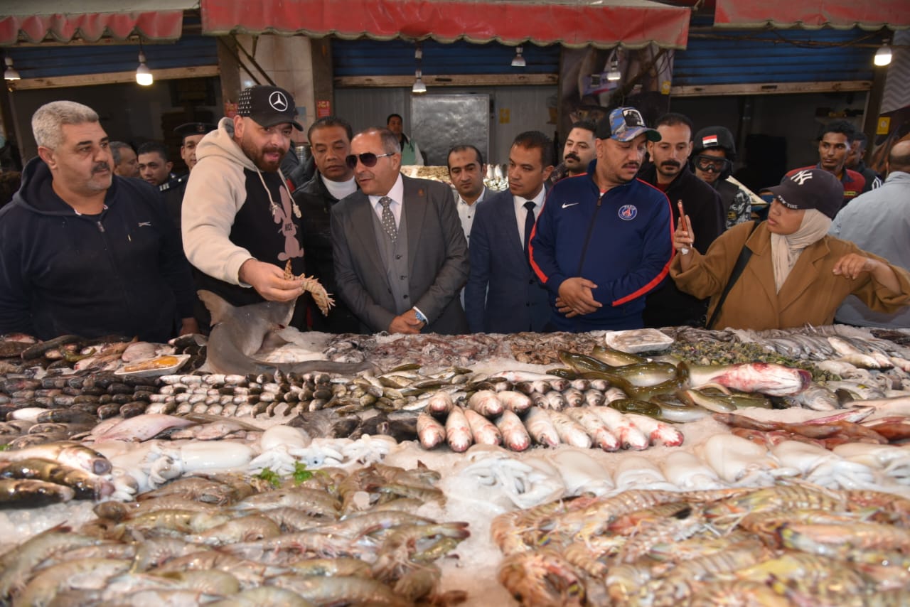 محافظ بورسعيد يتفقد سوق الأسماك 