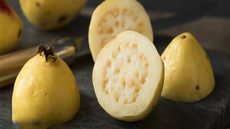 عصير الجوافة باللبن والسكر