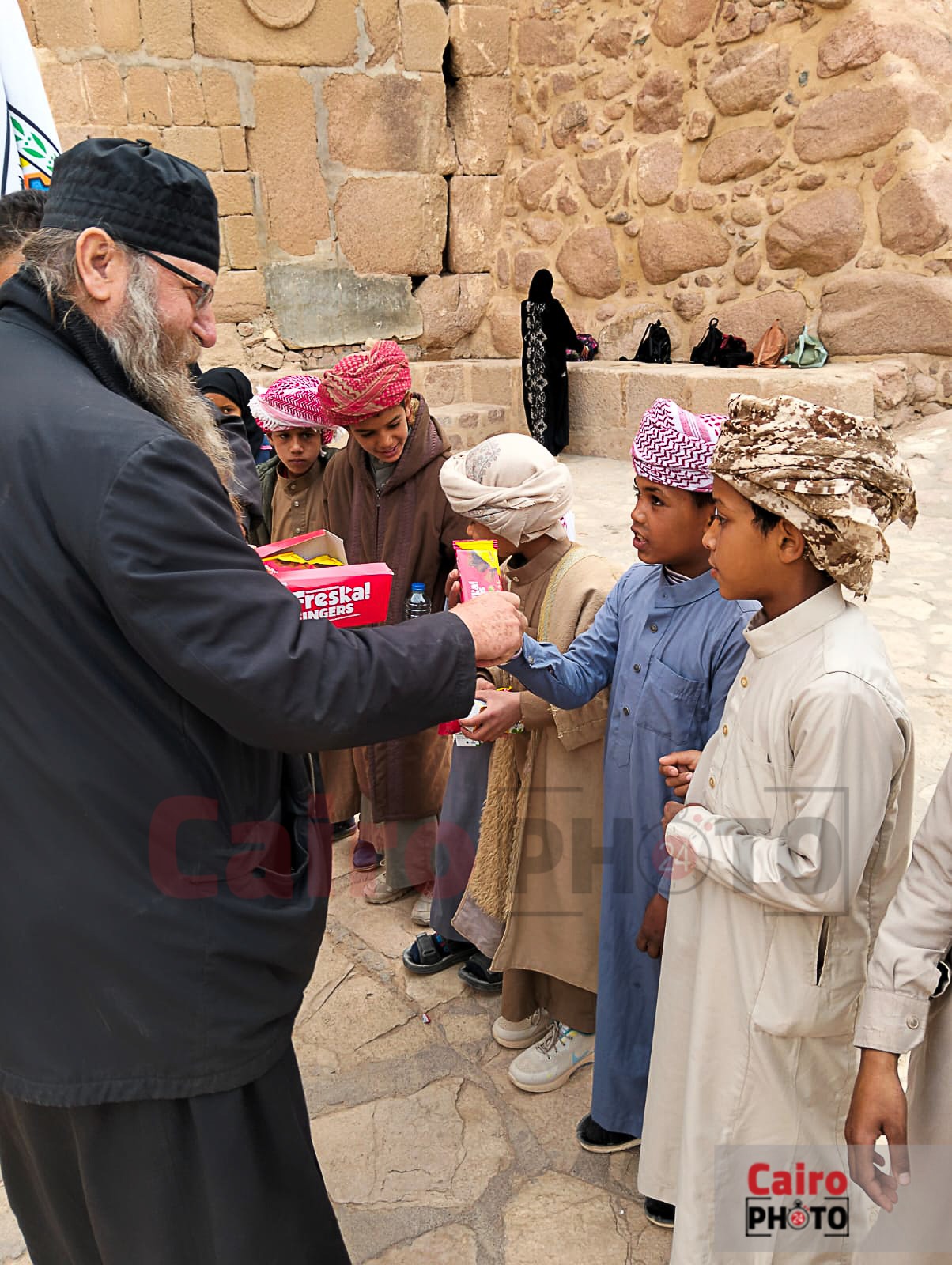 محافظ جنوب سيناء يرسل هدايا إلى رهبان دير سانت كاترين