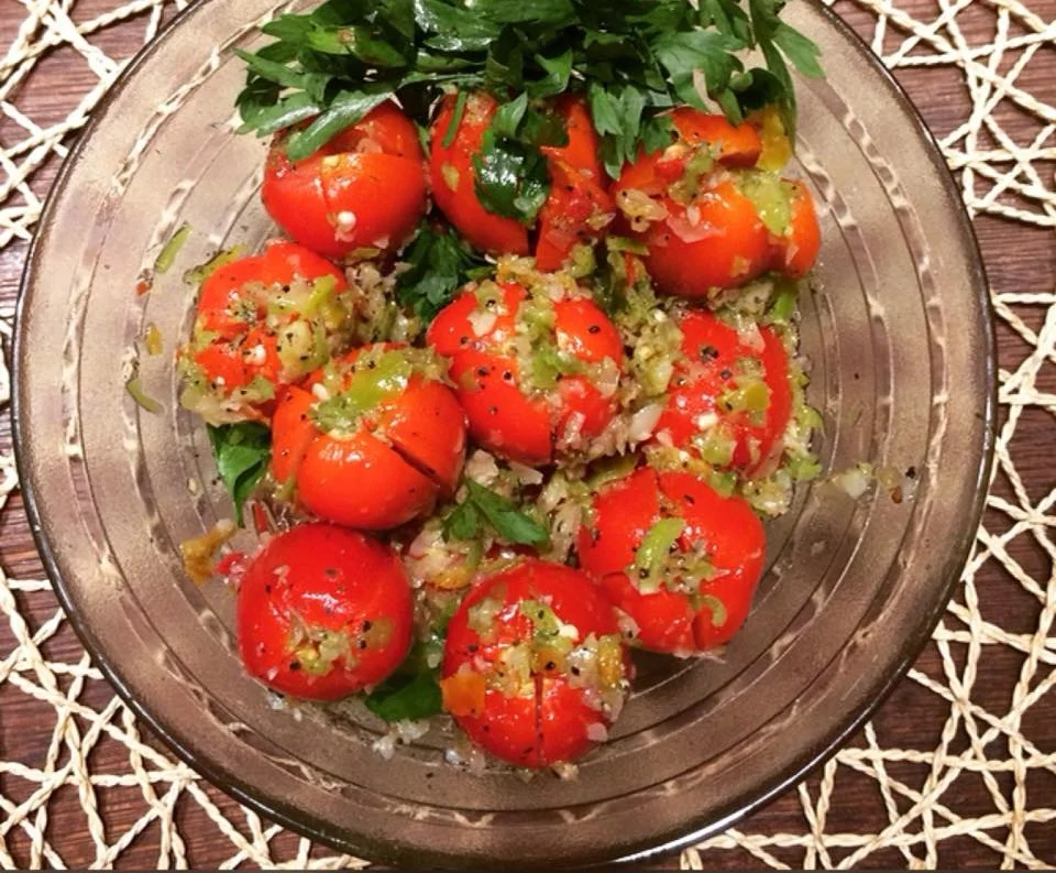 طريقة عمل طماطم مخللة بالثوم والكمون