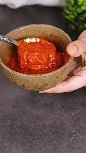 بالكريمة الحامضة.. طريقة تحضير غموس الفلفل الرومي المشوي