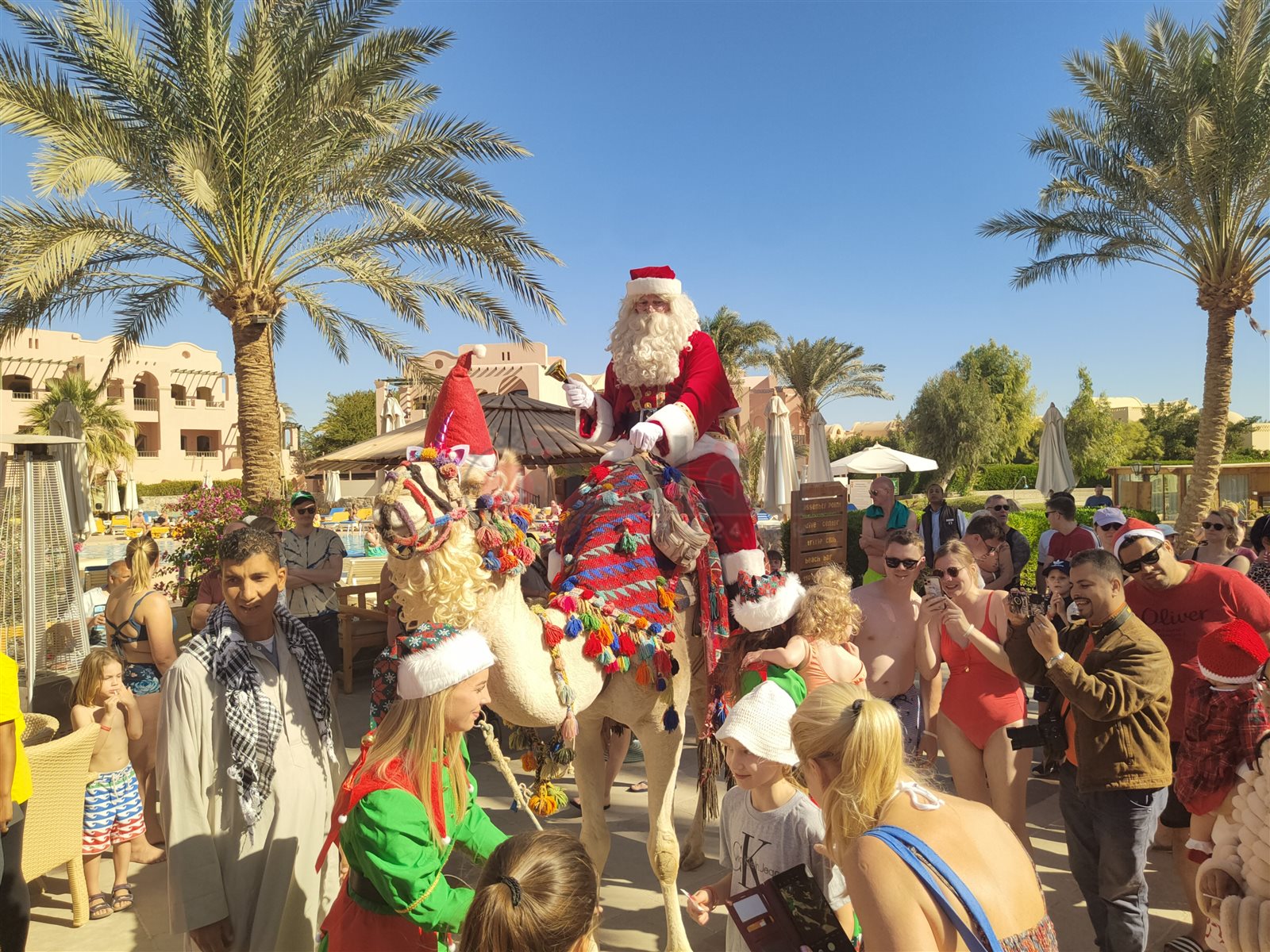 بابا نويل البلجيكي على شواطئ الغردقة 