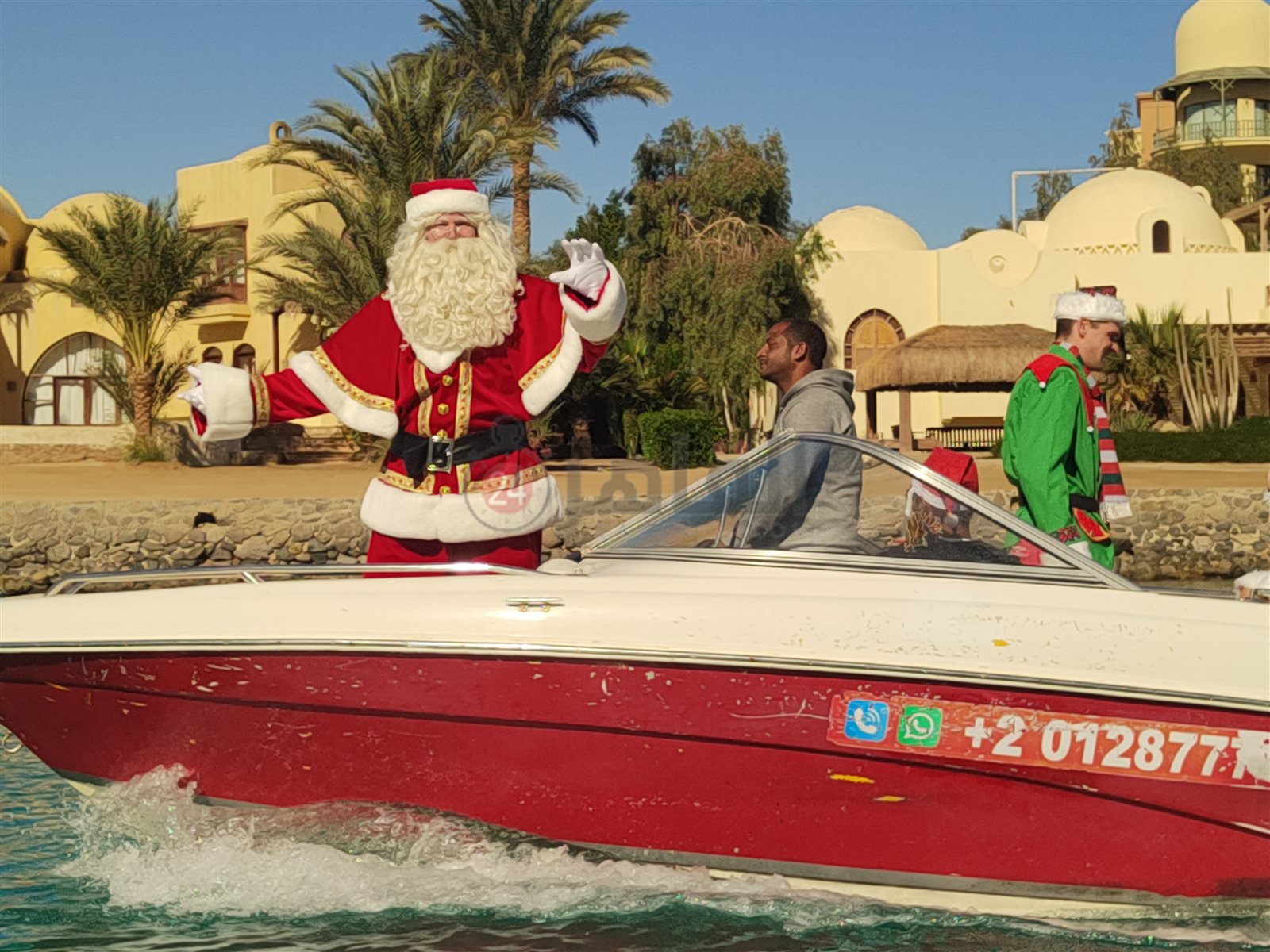 بابا نويل البلجيكي على شواطئ الغردقة 