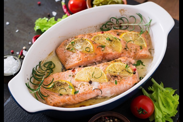 طريقة عمل السلمون بالزيت والليمون