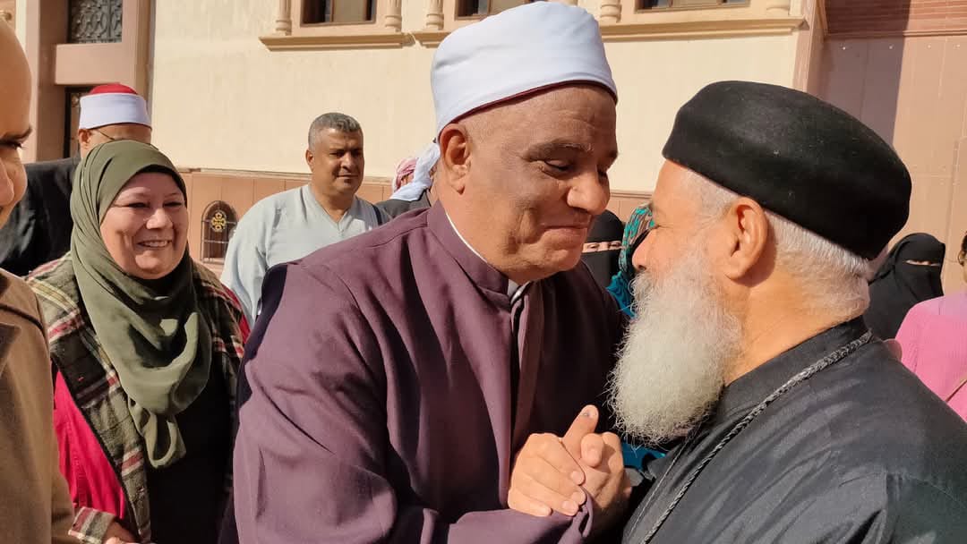 رئيس مدينة رأس سدر يقدم التهنئة للأقباط 