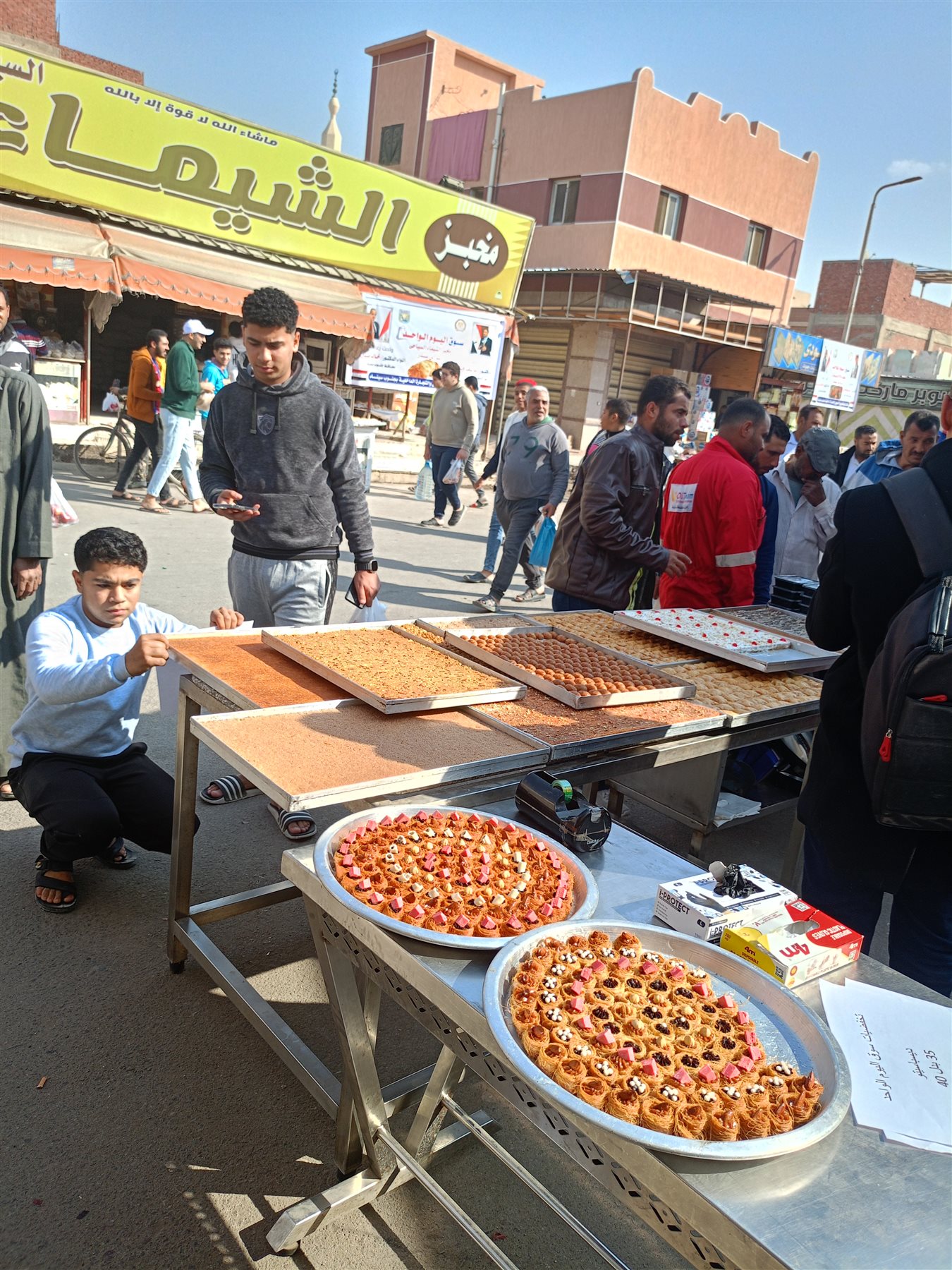 جانب من إقبال أهالي رأس سدر على سوق اليوم الواحد