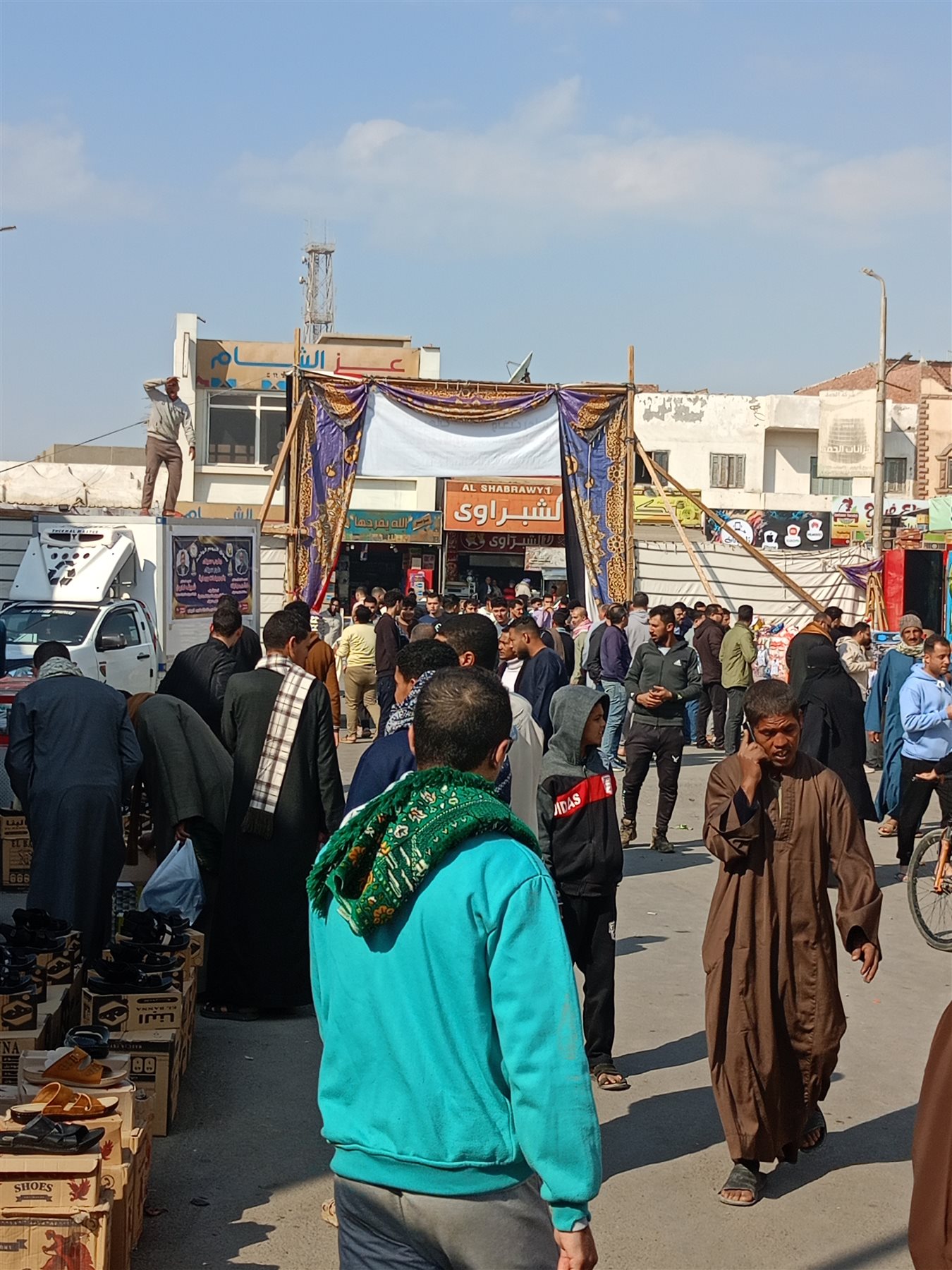 جانب من إقبال أهالي رأس سدر على سوق اليوم الواحد