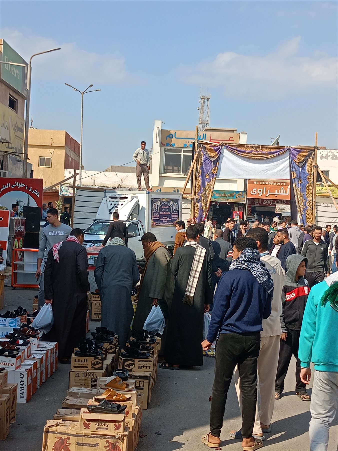 جانب من إقبال أهالي رأس سدر على سوق اليوم الواحد