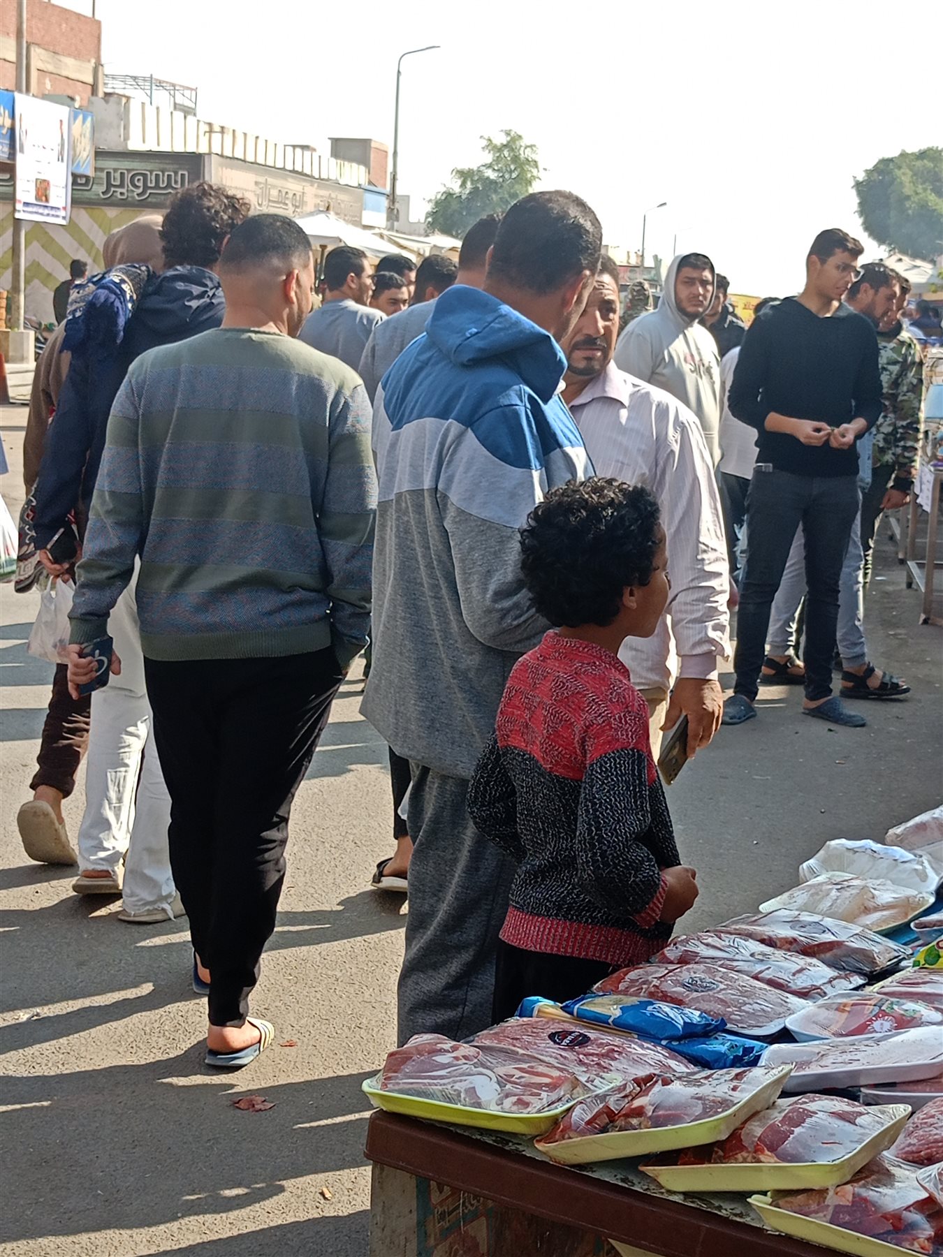 جانب من إقبال أهالي رأس سدر على سوق اليوم الواحد