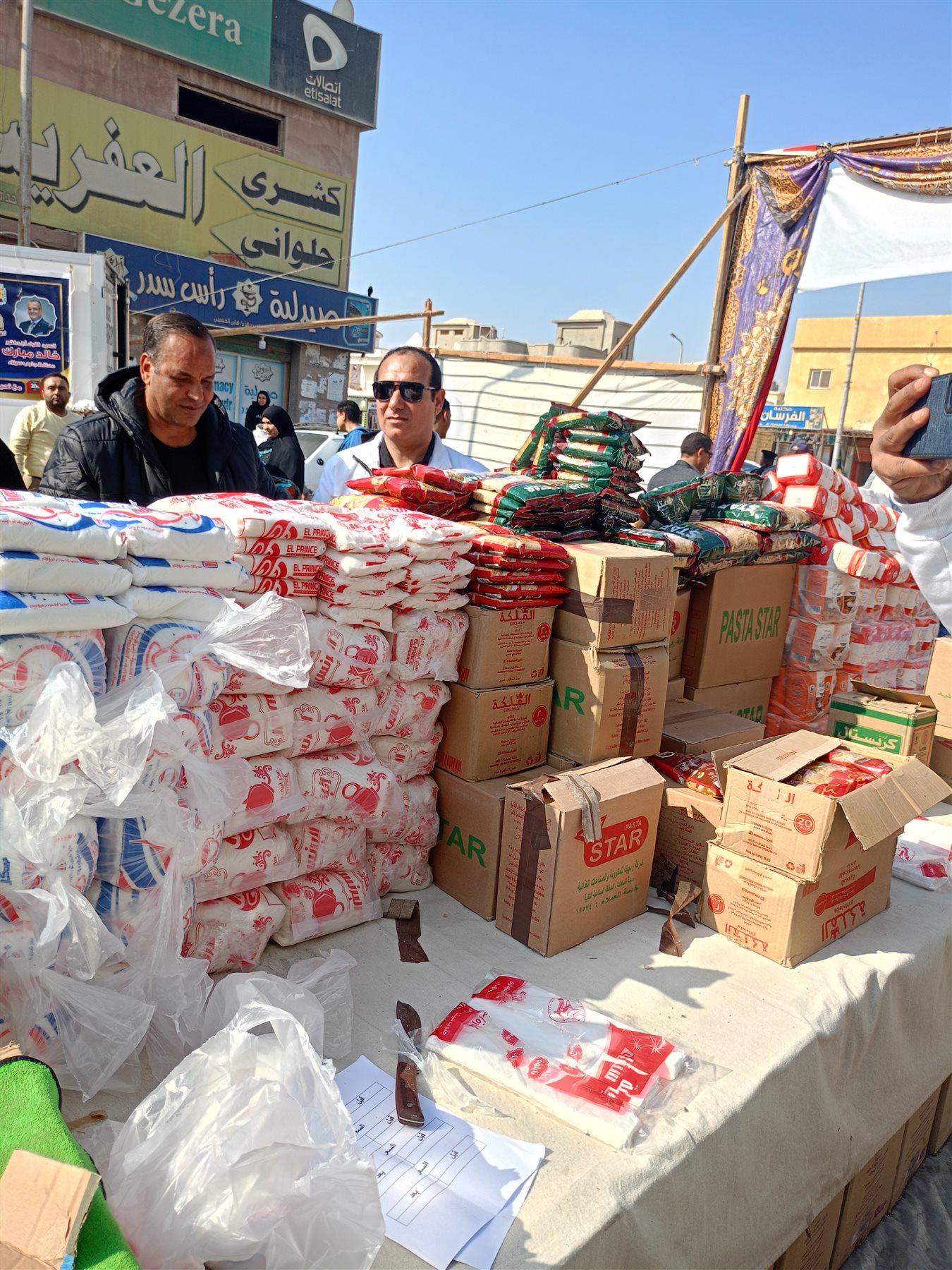 جانب من إقبال أهالي رأس سدر على سوق اليوم الواحد