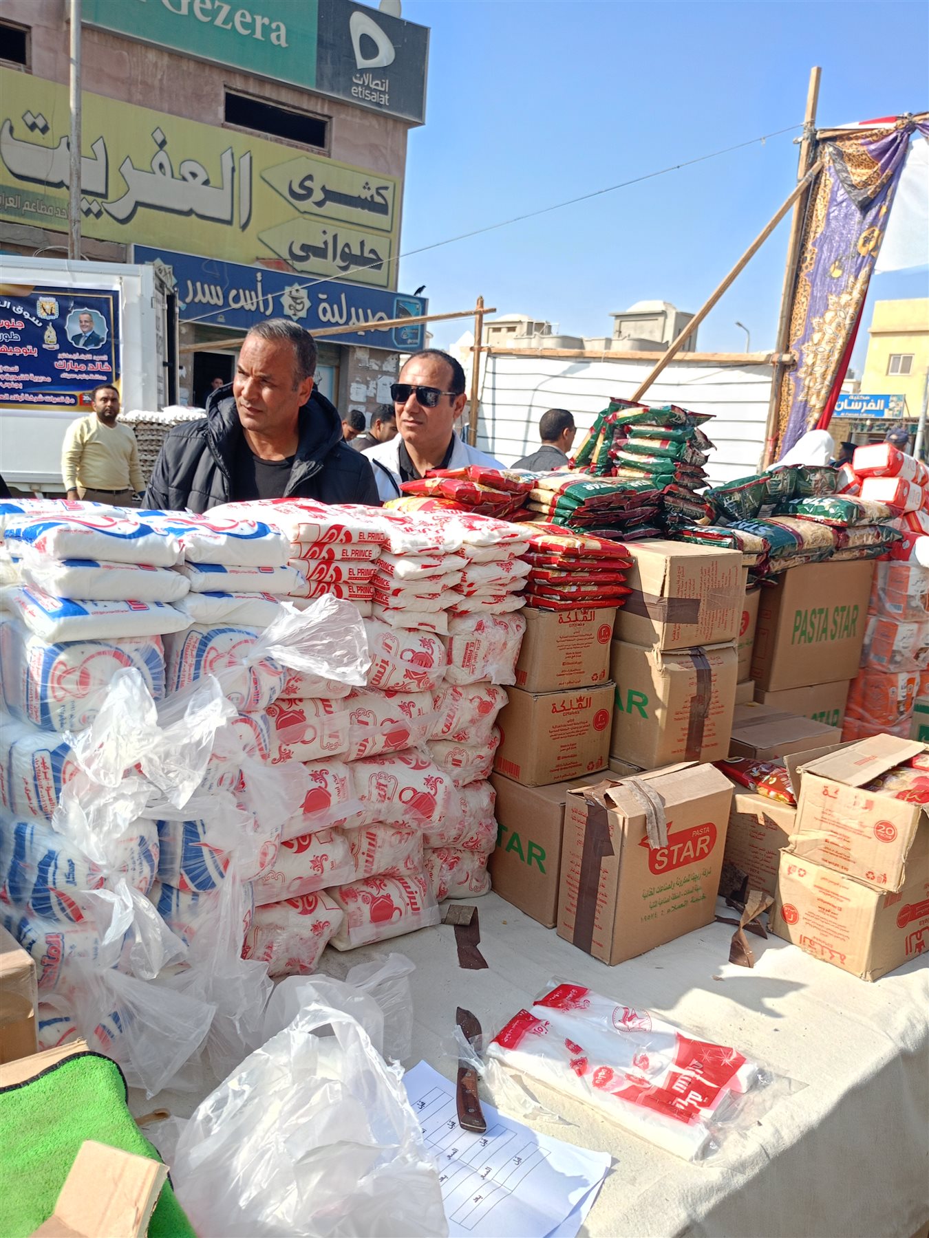 جانب من إقبال أهالي رأس سدر على سوق اليوم الواحد