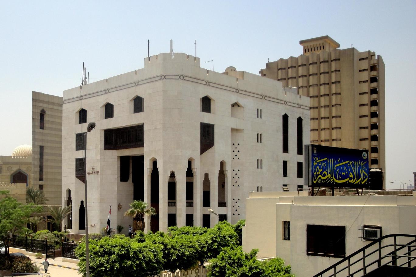 حكم الاستهزاء بالناس لإضحاك الناس