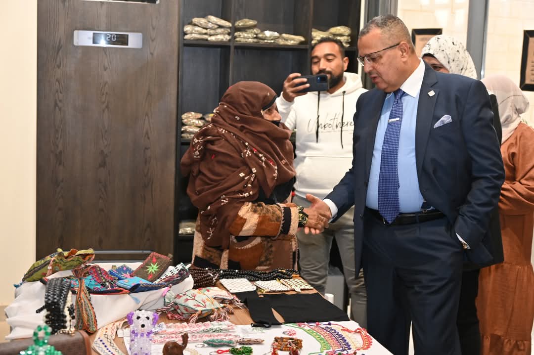 محافظ جنوب سيناء يتابع انطلاق سباق الهجن والتراث البدوي