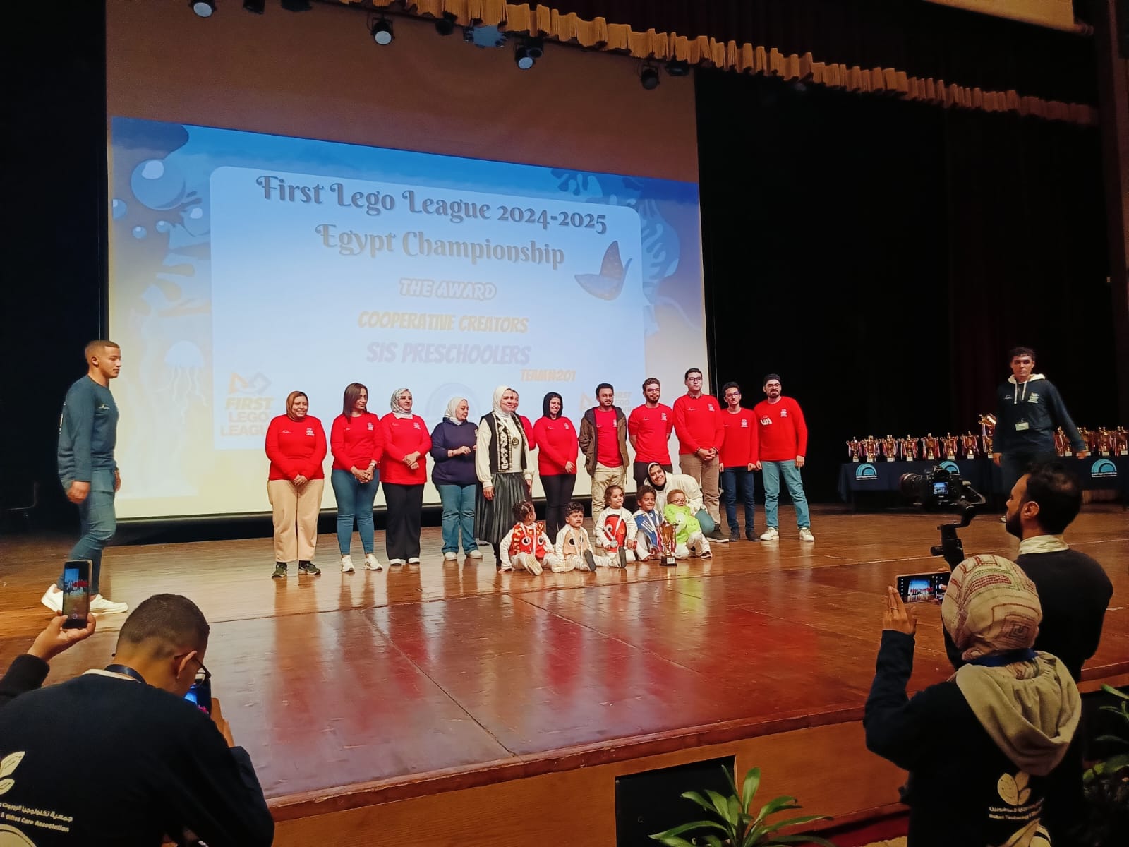 جانب من المشاركين في المسابقة 