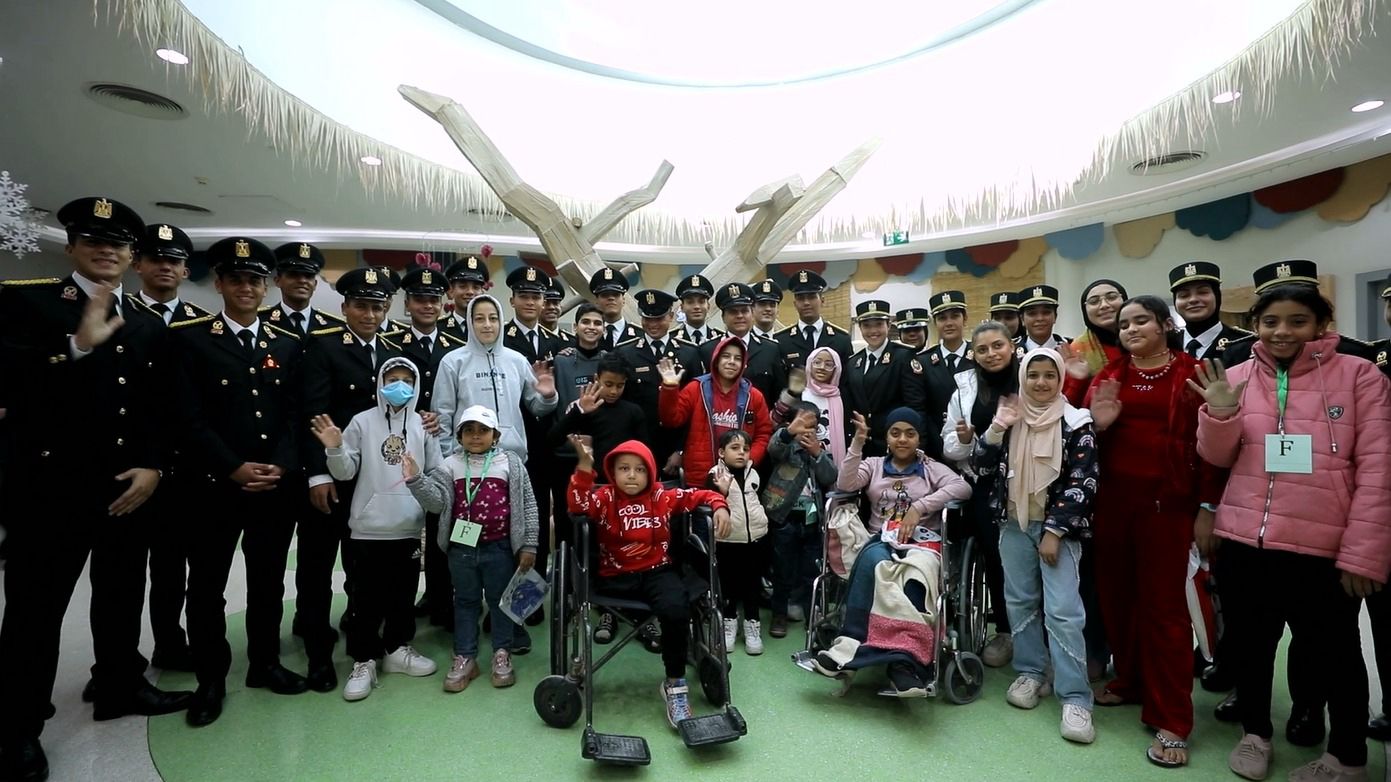 رجال الشرطة يشاركون المواطنين الاحتفال بالذكرى الـ73 لعيد الشرطة (1)