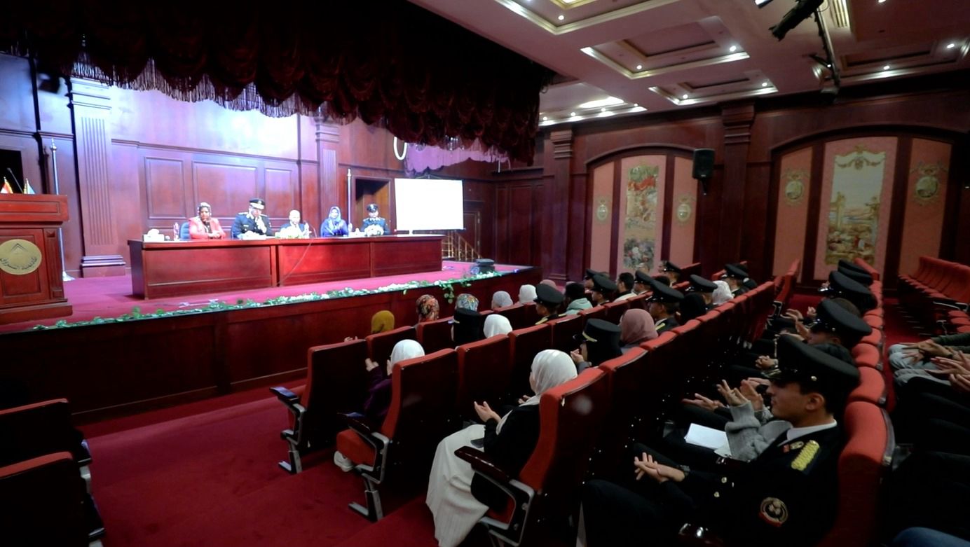 رجال الشرطة يشاركون المواطنين الاحتفال بالذكرى الـ73 لعيد الشرطة (3)