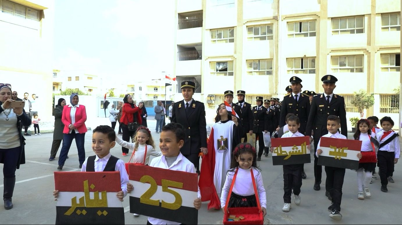 رجال الشرطة يشاركون المواطنين الاحتفال بالذكرى الـ73 لعيد الشرطة (5)