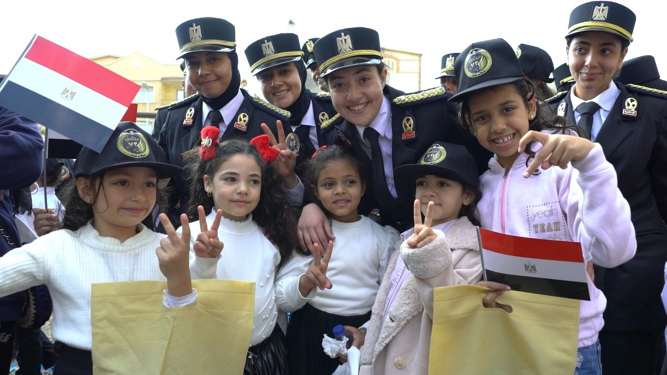 رجال الشرطة يشاركون المواطنين الاحتفال بالذكرى الـ73 لعيد الشرطة (6)