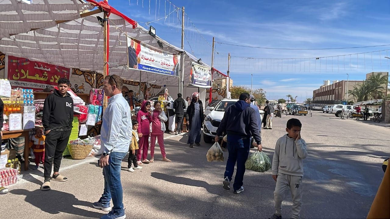 افتتاح معرض سوق اليوم الواحد بمدينة نويبع بتخفيضات تصل لـ 30%