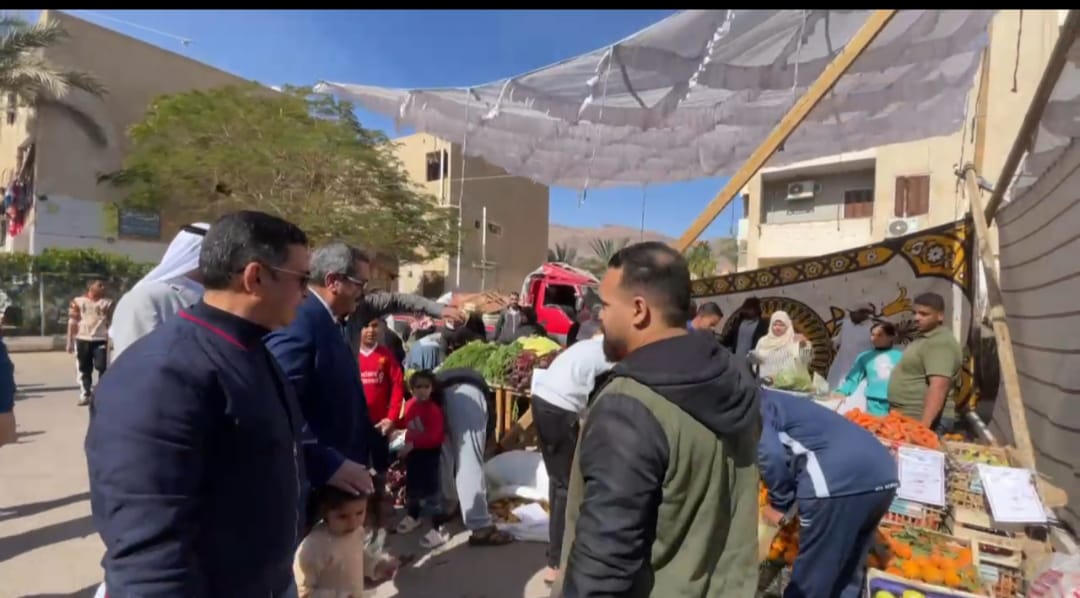 افتتاح معرض سوق اليوم الواحد بمدينة نويبع بتخفيضات تصل لـ 30%