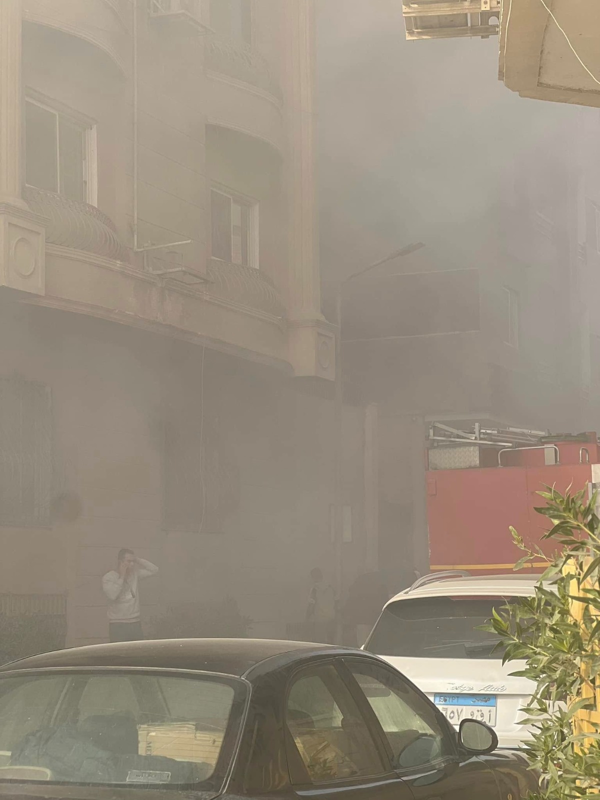 حريق جراج في عقار بمنطقة المقطم والحماية المدنية تحاول السيطرة (1)