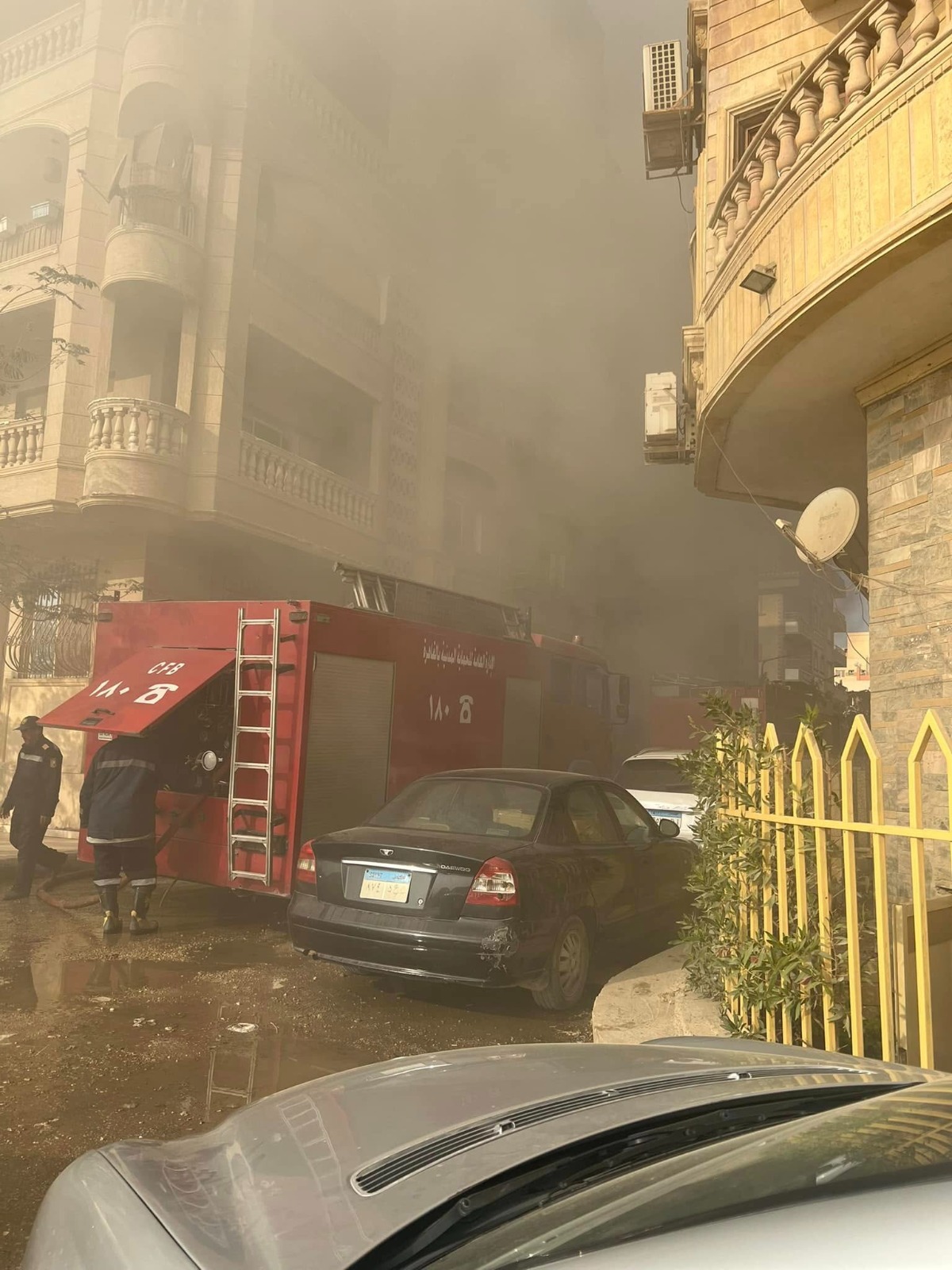 حريق جراج في عقار بمنطقة المقطم والحماية المدنية تحاول السيطرة (2)