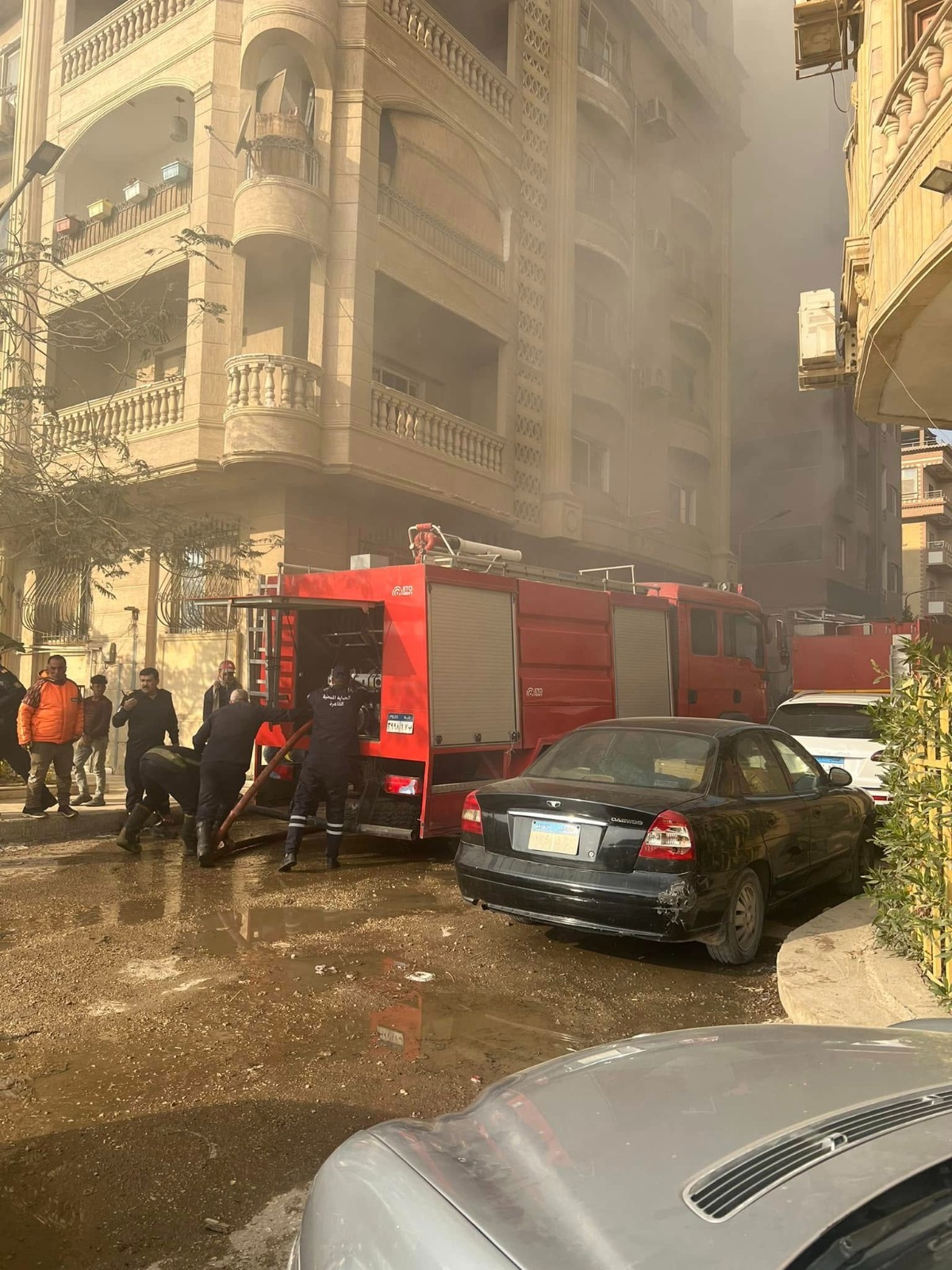 حريق جراج في عقار بمنطقة المقطم والحماية المدنية تحاول السيطرة (3)