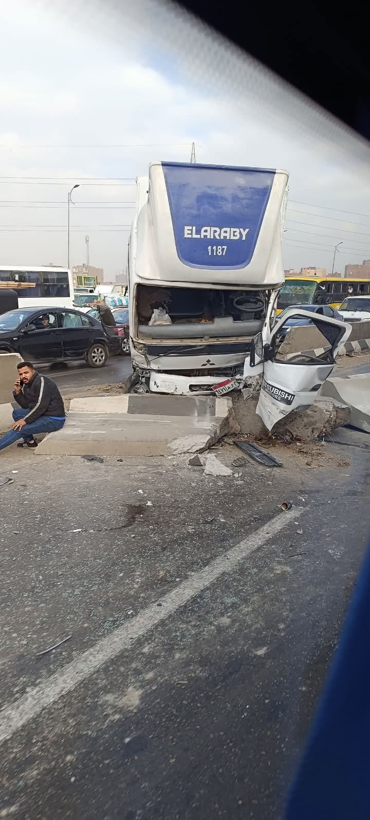 حادث تصادم سيارة نقل مع أوتوبيس أعلى الطريق الدائري (1)