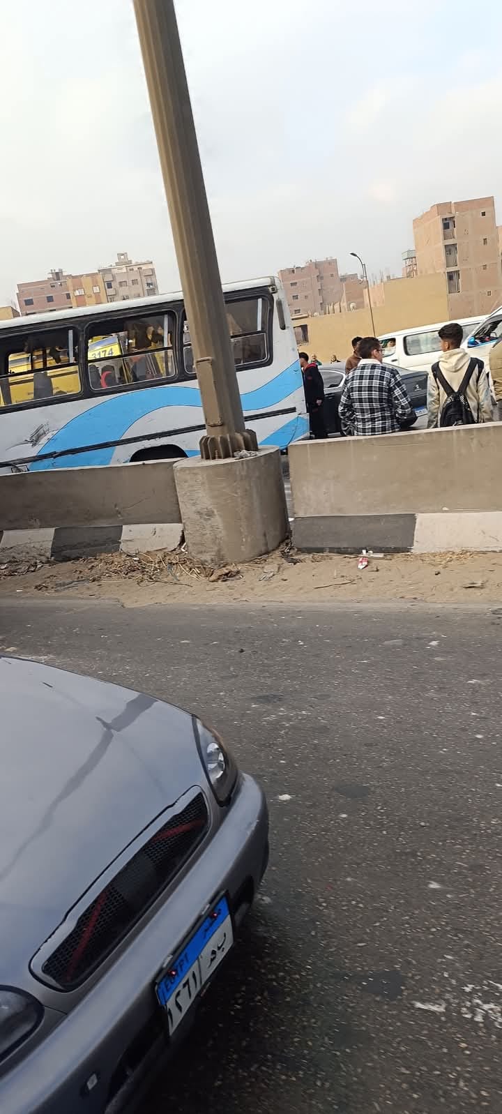 حادث تصادم سيارة نقل مع أوتوبيس أعلى الطريق الدائري (2)